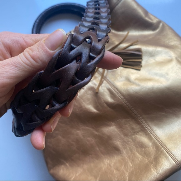 ALFANI LEATHER Gorgeous Golden Leather Shoulder Bag Fringe Detail Magnet Closure - Picture 4 of 9